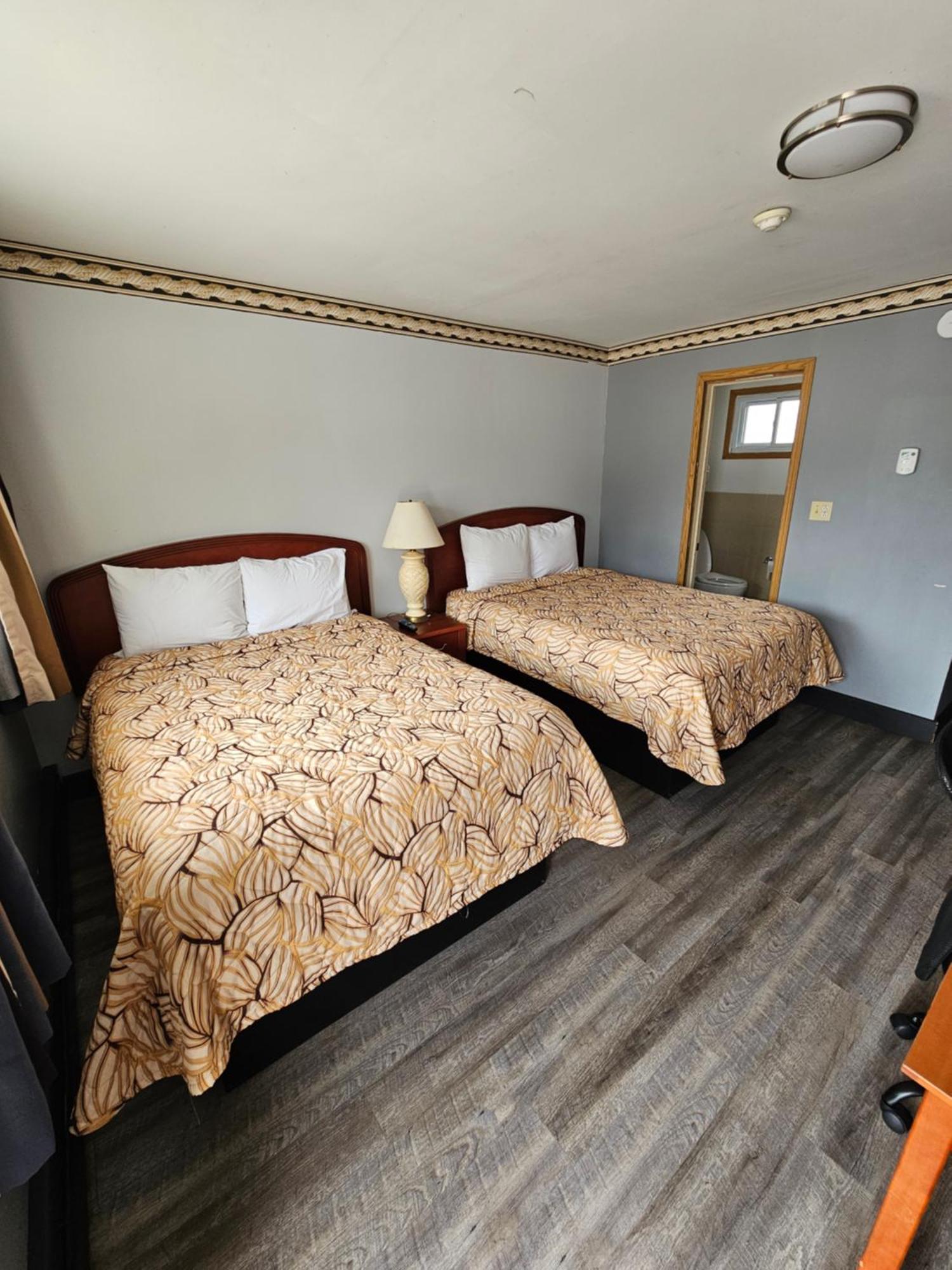 Mount Forest Forest Plaza Motel المظهر الخارجي الصورة