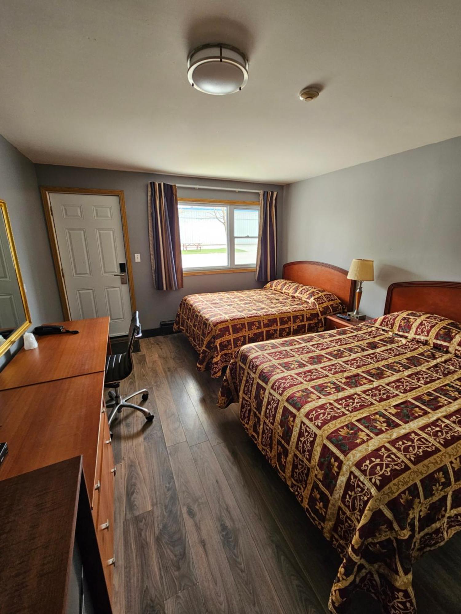 Mount Forest Forest Plaza Motel المظهر الخارجي الصورة