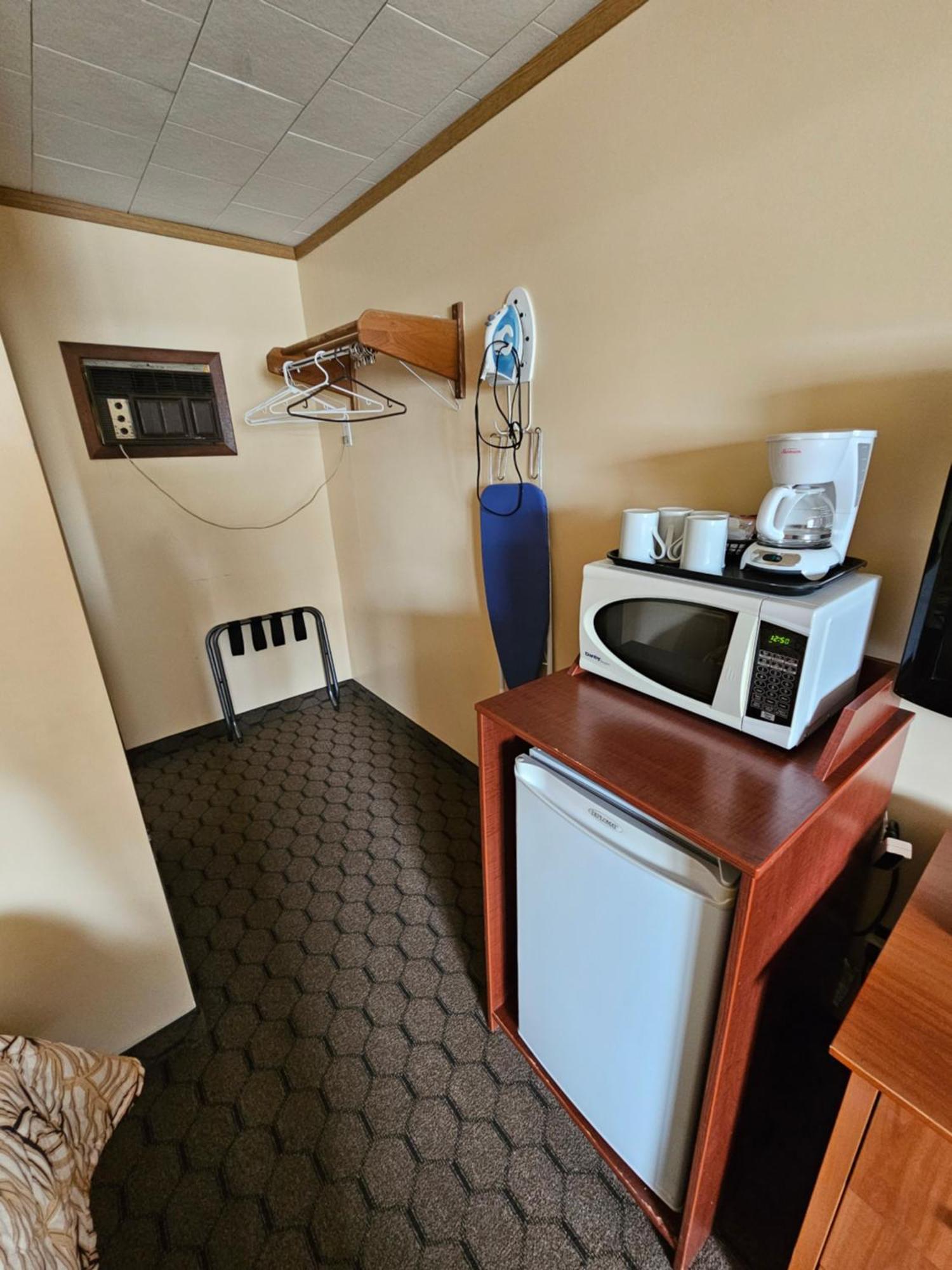 Mount Forest Forest Plaza Motel المظهر الخارجي الصورة