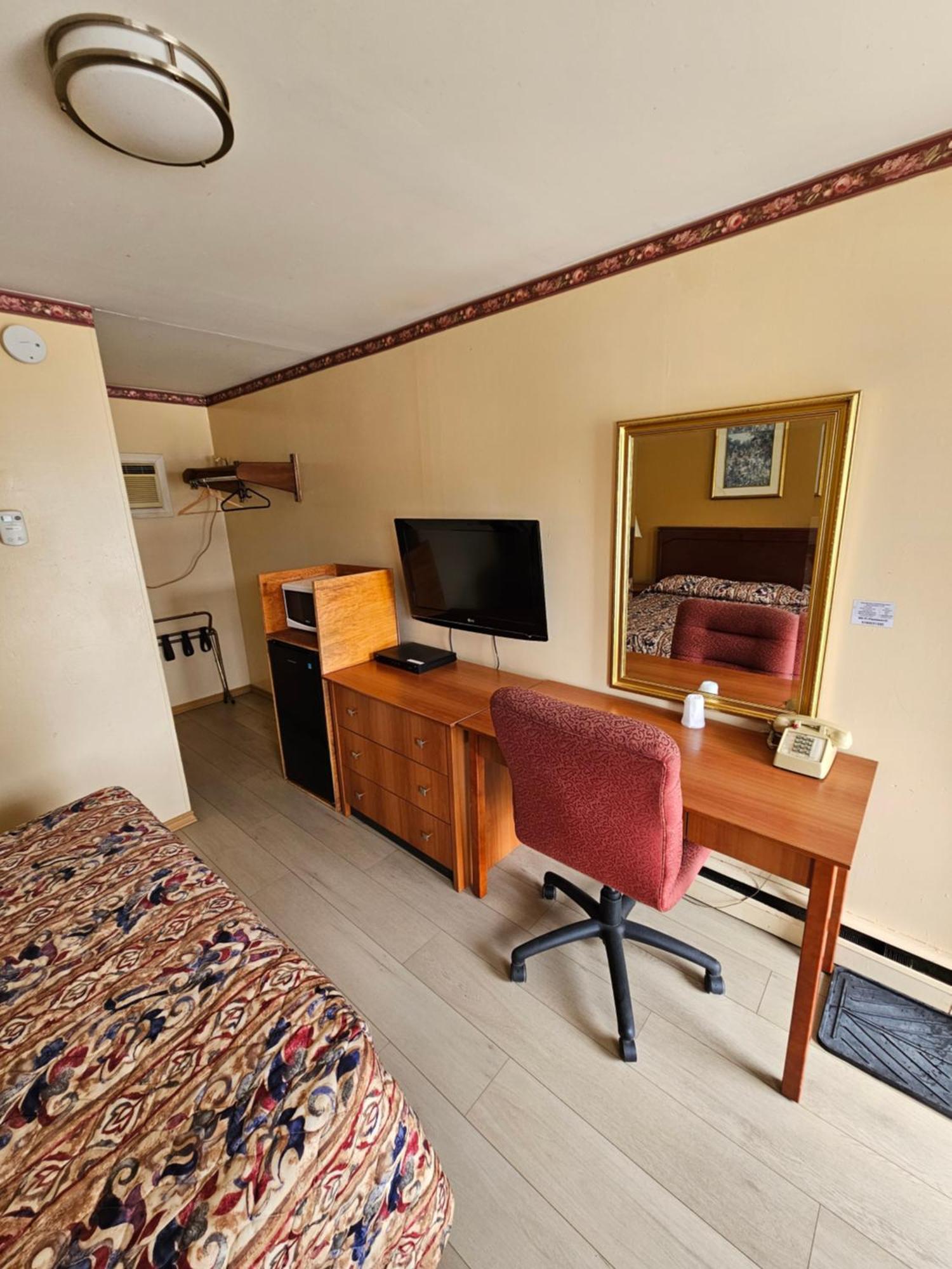 Mount Forest Forest Plaza Motel المظهر الخارجي الصورة
