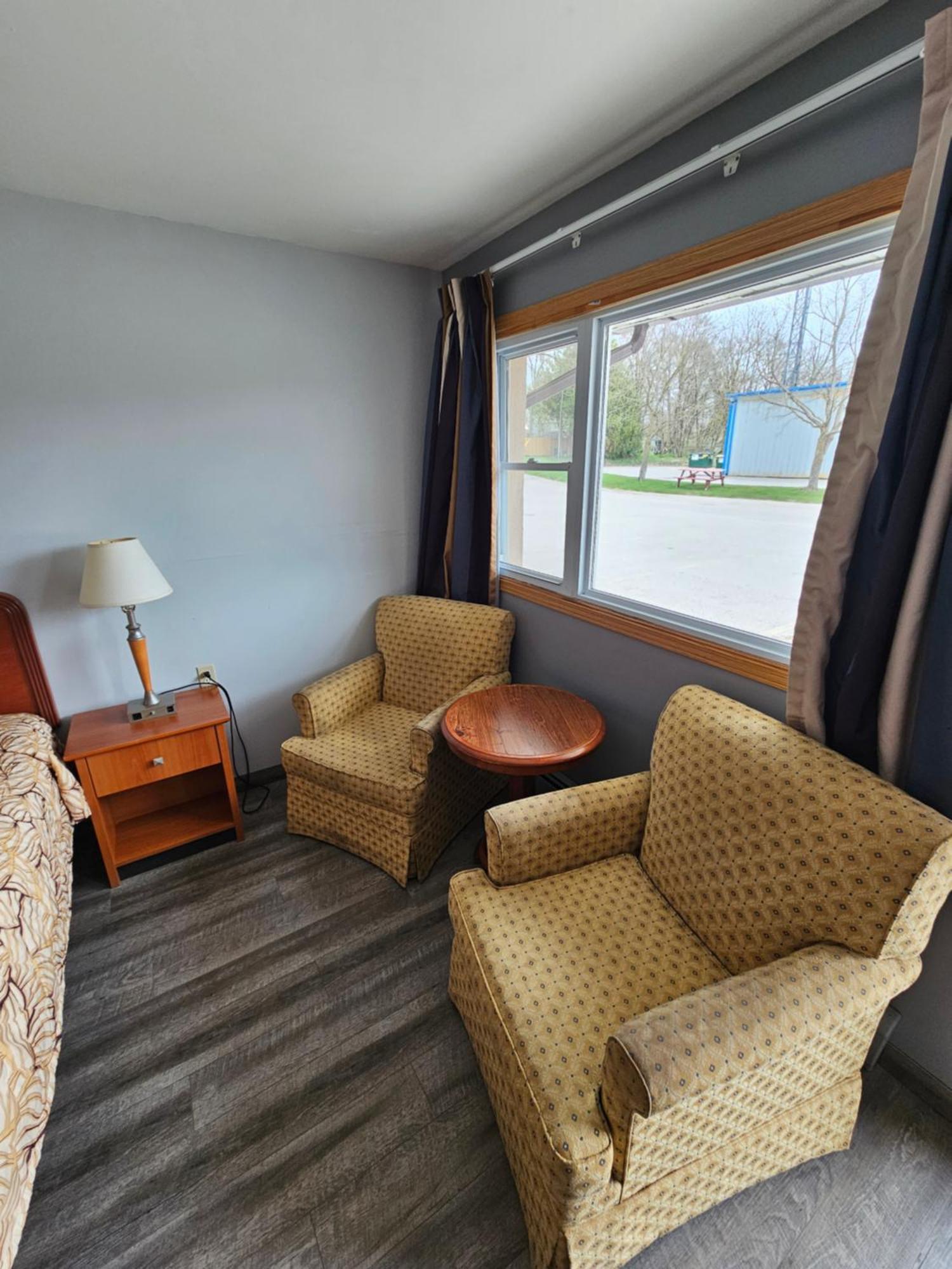 Mount Forest Forest Plaza Motel المظهر الخارجي الصورة