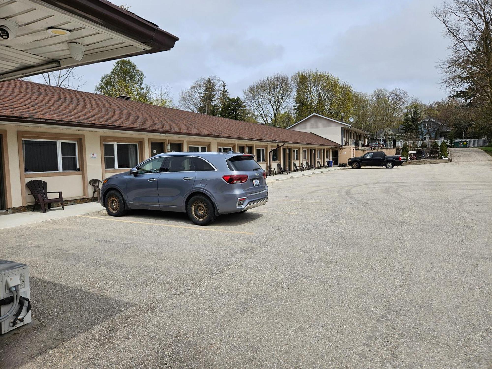Mount Forest Forest Plaza Motel المظهر الخارجي الصورة