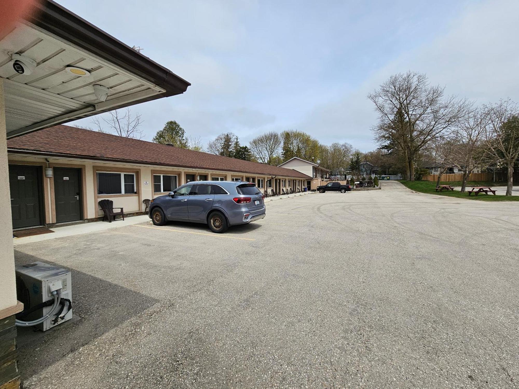 Mount Forest Forest Plaza Motel المظهر الخارجي الصورة